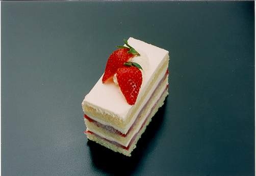 The Original Cakerie 24 Cut Strawberry Short Dessert Cake -- 2 per case.